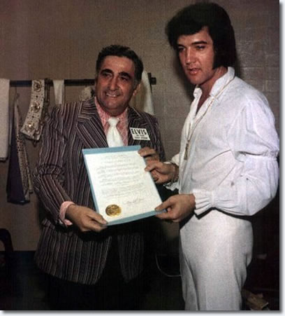 Elvis Presley : Receiving an award, January 13, 1973, before his Aloha Concert.