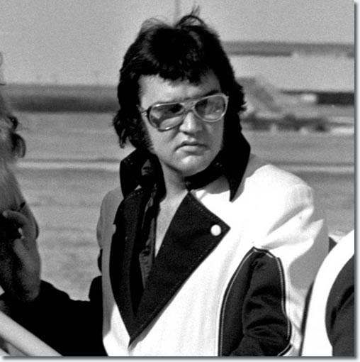 Elvis Presley : Leaving Cincinnati, OH on March 22, 1976 after two shows there on March 21, 1976
