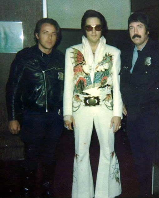 Elvis Presley : Detroit : Friday, October 4, 1974, with two of Detroits finest.
